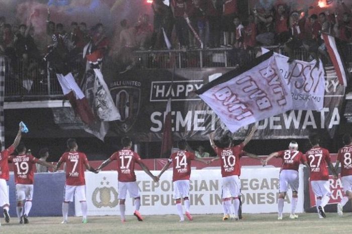 Gelar Aksi Peduli, Bali United Dan Suporter Bagikan Ribuan Masker Ke Masyarakat