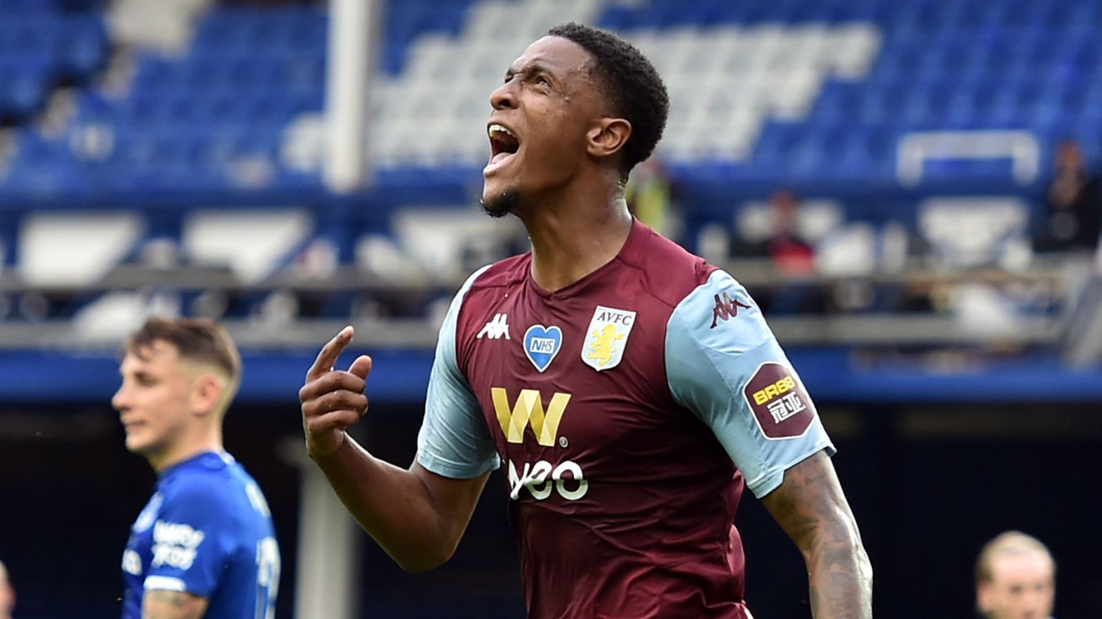 Gol Penyeimbang Walcott Membuat Villa Terancam Degradasi