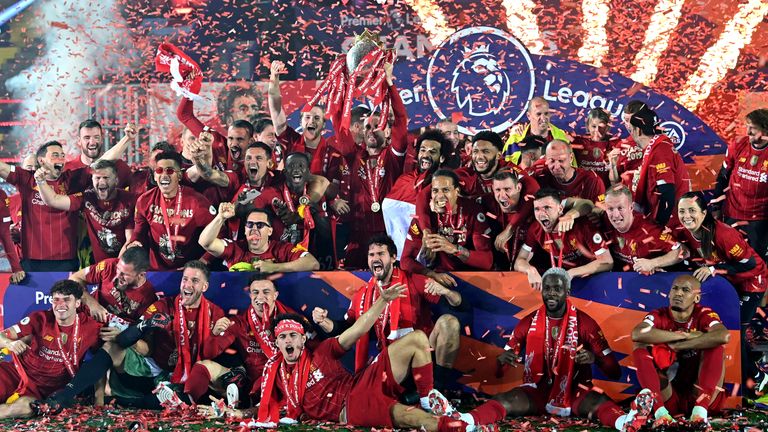 Liverpool Angkat Trofi Liga Premier Usai Kalahkan Chelsea