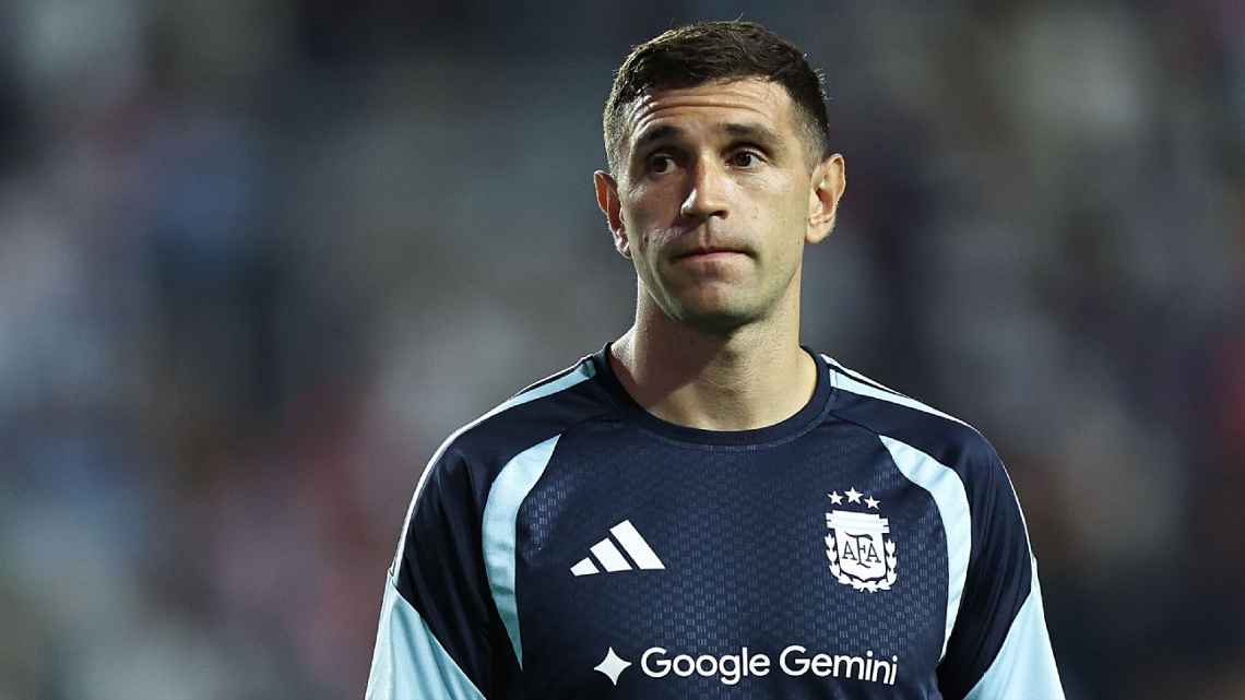 Kiper Argentina Emiliano Martínez Pulih dari Cedera Jari