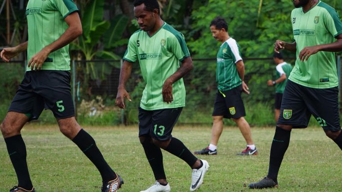 Djanur Mulai Melatih Persebaya, Begini Kesannya