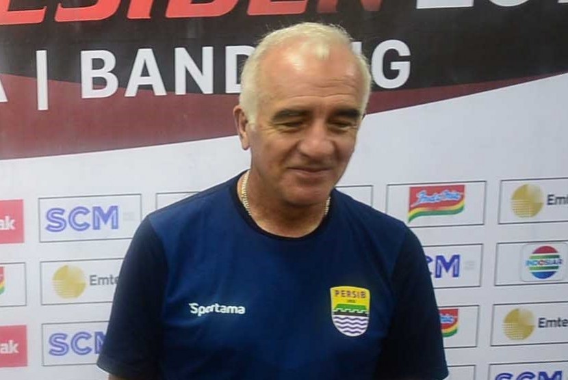 Dinobatkan Jadi Pelatih Terbaik Pekan Ke-10, Ini Komentar Pelatih Persib