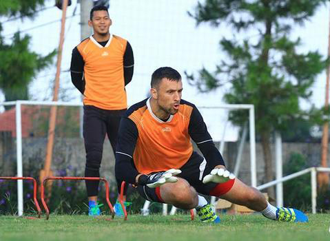 Performa Tak Memuaskan, Kiper Arema Diminta Berbenah 