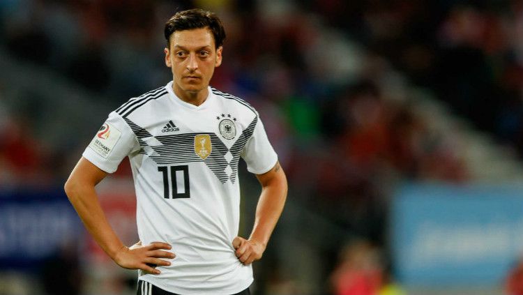 Beri Pernyataan Kontroversial, Mesut Ozil Dikecam Bos Bayern Munich 