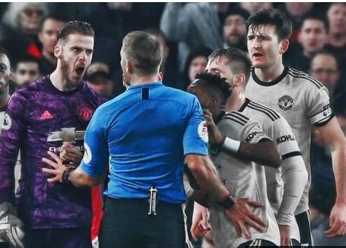 Pemain Protes Wasit Berlebihan, FA Beri Hukuman Kepada MU