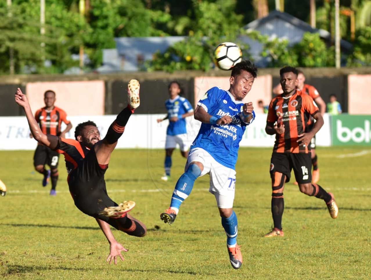 Persib Curi Satu Poin Di Kandang Perseru Serui