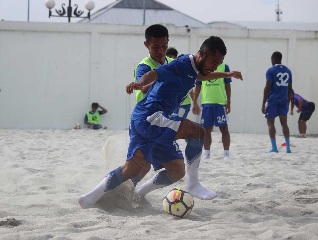 Tingkatkan Kekuatan, Pemain Persib Digenjot Di Lapangan Pasir 