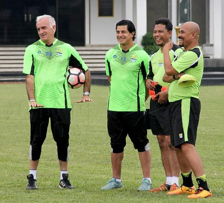 Tiga Pilar Absen Lawan PS TIRA, Pelatih Persib Mengaku Tak Khawatir 